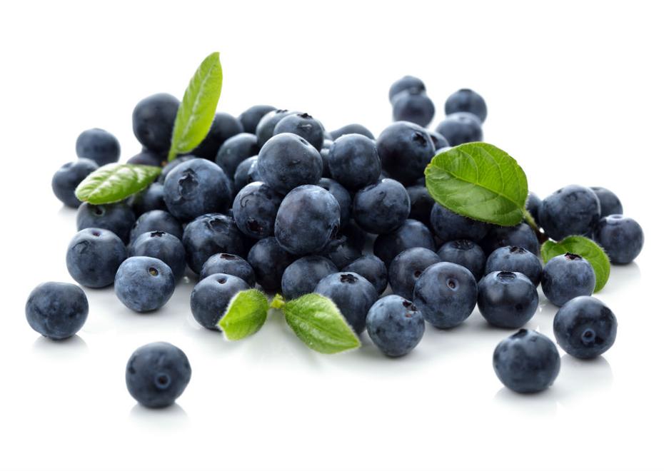 Las 'blueberries' (arándanos), recomendadas por el Departamento de Nutrición de Harvard, son las reinas de los antioxidantes y tienen grandes cantidades de vitaminas C y A, y contienen la fibra que mejora el sistema digestivo. También se conocen como arándanos y son una fruta altamente nutritiva que mantiene sano el cerebro y protege contra las enfermedades cardiovasculares. Cada ración de 100 gramos de este alimento contiene 57.0 calorías, 0.7 g de proteínas, 14.5 g de carbohidratos y 0.3 g de grasa. (Shutterstock)