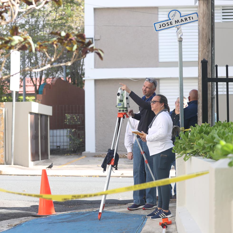 Foto del 31 de marzo de 2023, cuando ingenieros tomaron medidas en el condominio Santa Teresita, en Miramar, en San Juan, como parte de la investigación de la muerte del abogado Carlos Cotto Cartagena.