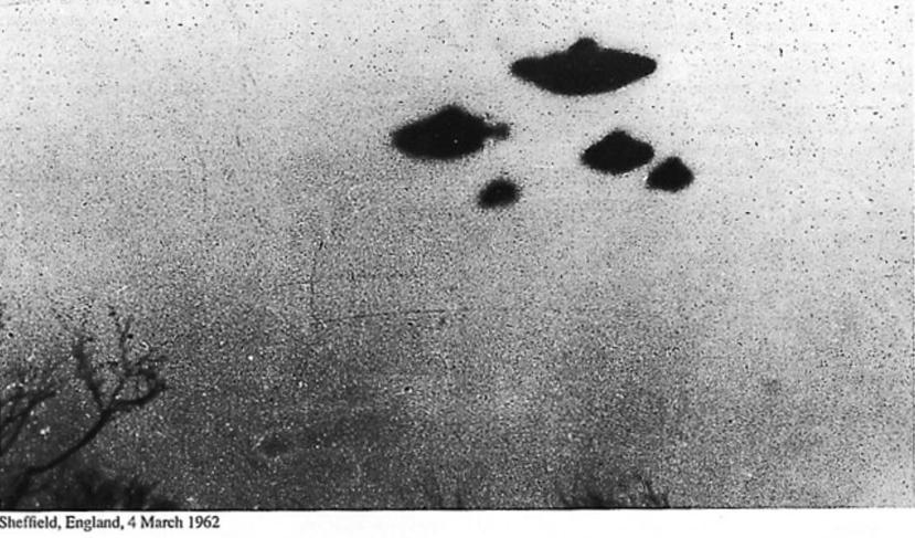 Imagen captada el 4 de marzo de 1962 en Inglaterra en que se muestran unos objetos voladores no identificados. (CIA / Twitter)