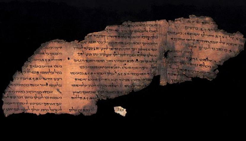 Fotografía facilitada por la Autoridad de Antigüedades de Israel, de varios fragmentos de un posible nuevo manuscrito del mar Muerto (EFE).