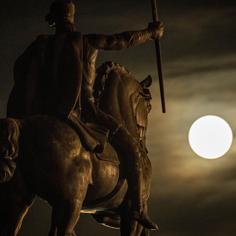 Una superluna se eleva detrás de la escultura de Tomislav de Croacia, el primer rey croata, en el centro de Zagreb, Croacia.