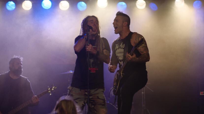 Lorenzo Antonucci, a la derecha, fue guitarrista y miembro fundador de la banda de rock "Sworn Enemy".