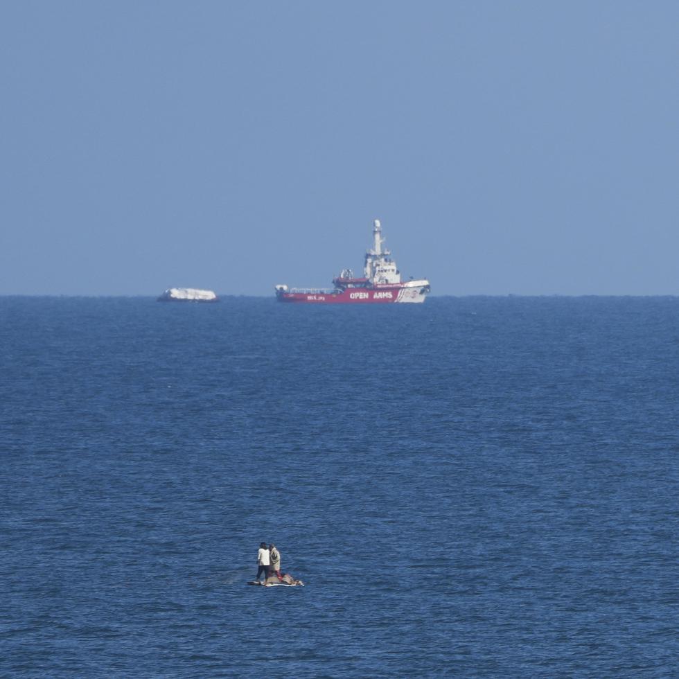 Un barco de la ONG Open Arms se acerca a la costa de Gaza remolcando una barcaza con 200 toneladas de ayuda humanitaria
