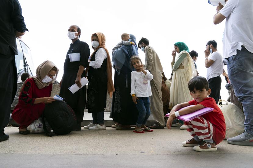 Familias evacuadas de Kabul que llegan a un aeropuerto militar en Virginia, Estados Unidos.