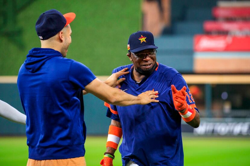 Correa broma con el dirigente de los Astros, Dusty Baker.