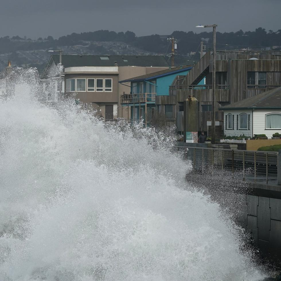 Una gran ola choca contra un muro en Pacifica, California, el 6 de enero de 2023. Las grandes olas de hasta 13 pies se vuelven más comunes en la costa de California conforme se calienta el planeta, según un nuevo estudio. (AP Foto/Jeff Chiu, Archivo)