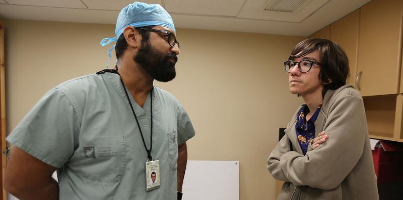 El cirujano Jorge Zequeira comparte con José de Jesús Szendrey, su paciente en el Hospital Pediátrico.
