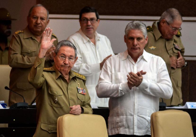 Miguel Díaz Canel (primer vicepresidente, derecha) y Raúl Castro Ruz (presidente) posan juntos para la cámara. (EFE)