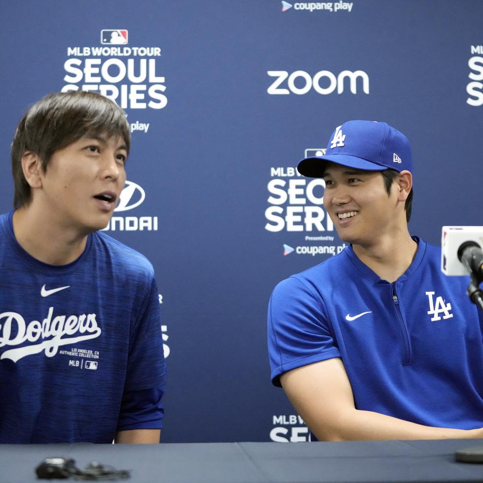 Shohei Ohtani (derecha) y su intérprete Ippei Mizuhara (izquierda). El jugador de los Dodgers de Los Ángeles aún no ha emitido comentarios sobre el escándalo de apuestas ilegales en el que presuntamente está implicado Mizuhara.