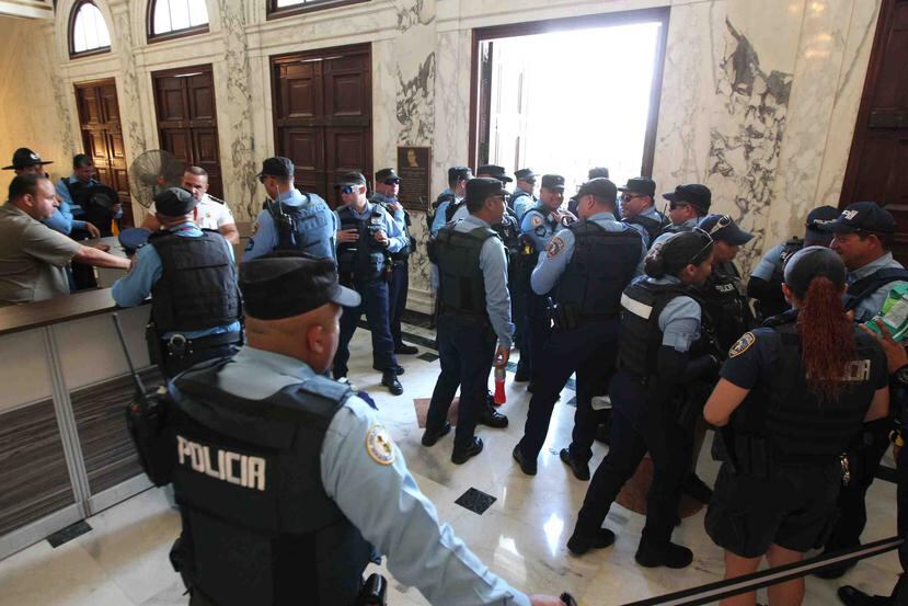 Oficiales de alto rango de la Policía mediaron para que les permitieran la entrada de cinco líderes magisteriales.