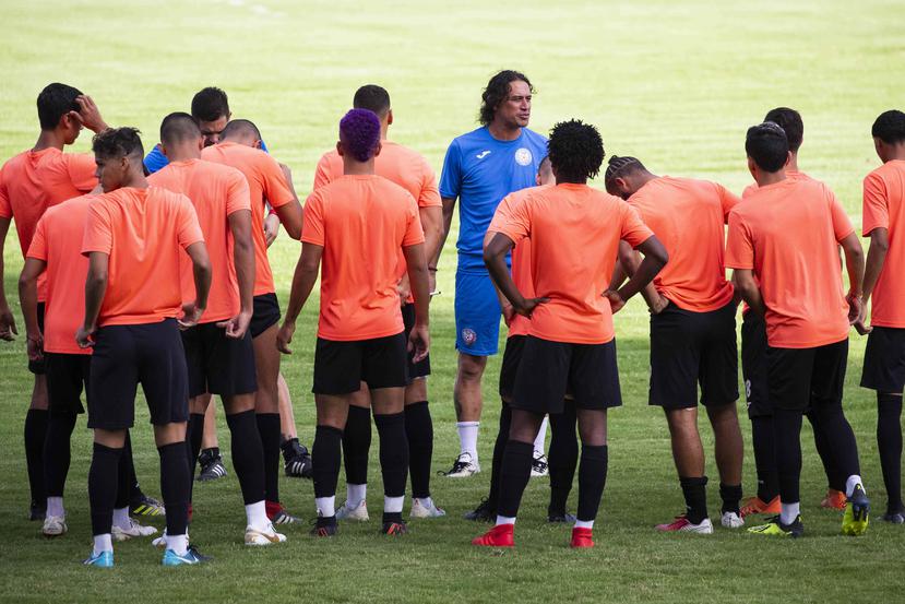 El entrenador nacional Elgy Morales imparte instrucciones durante el entrenamiento del lunes en Bayamón. (tonito.zayas@gfrmedia.com)