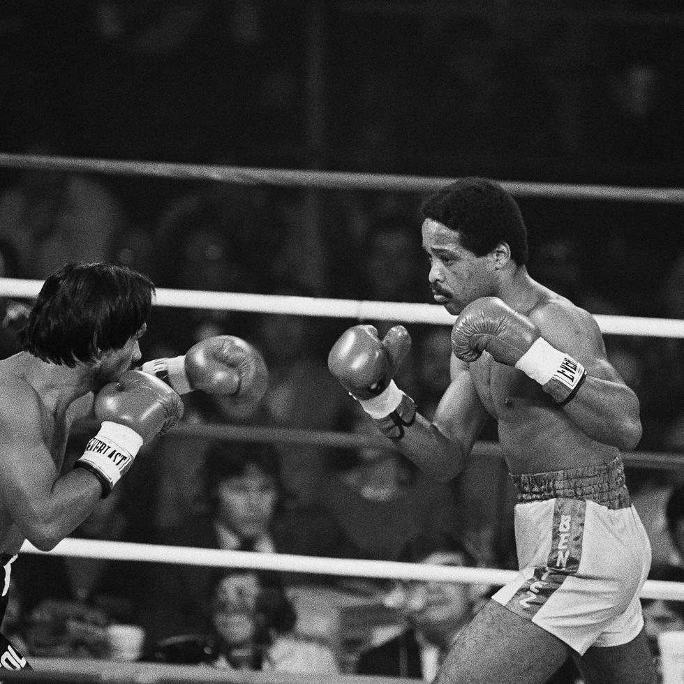 Wilfred Benítez (derecha) defendió con éxito su título superwelter del Consejo Mundial de Boxeo (CMB) ante el panameño Roberto "Mano de Piedra" Durán (izquierda) en una pelea escenificada el 30 de enero de 1982 en Las Vegas, Nevada.