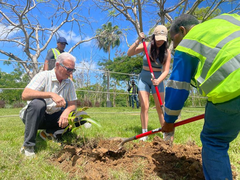 Siembran 600 árboles en el parque lineal de Bayamón. En la foto, el alcalde Ramón Luis Rivera Cruz junto a voluntarios.
