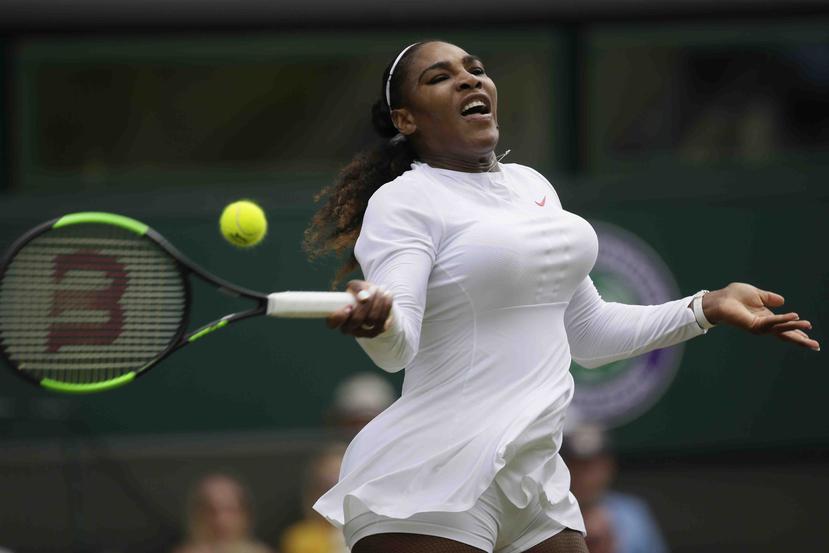 Serena Williams en la acción del lunes de Wimbledon. (AP)