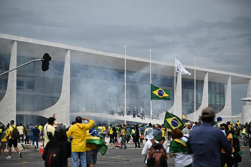 Seguidores del expresidente brasileño Jair Bolsonaro invadieron este domingo el Palacio de Planalto, sede del Ejecutivo, y la Corte Suprema, después de haber irrumpido antes en el Congreso Nacional en actos golpistas contra el presidente Luiz Inácio Lula da Silva.