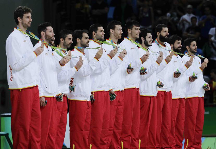 El equipo de España posa con su medalla de bronce. (AP)