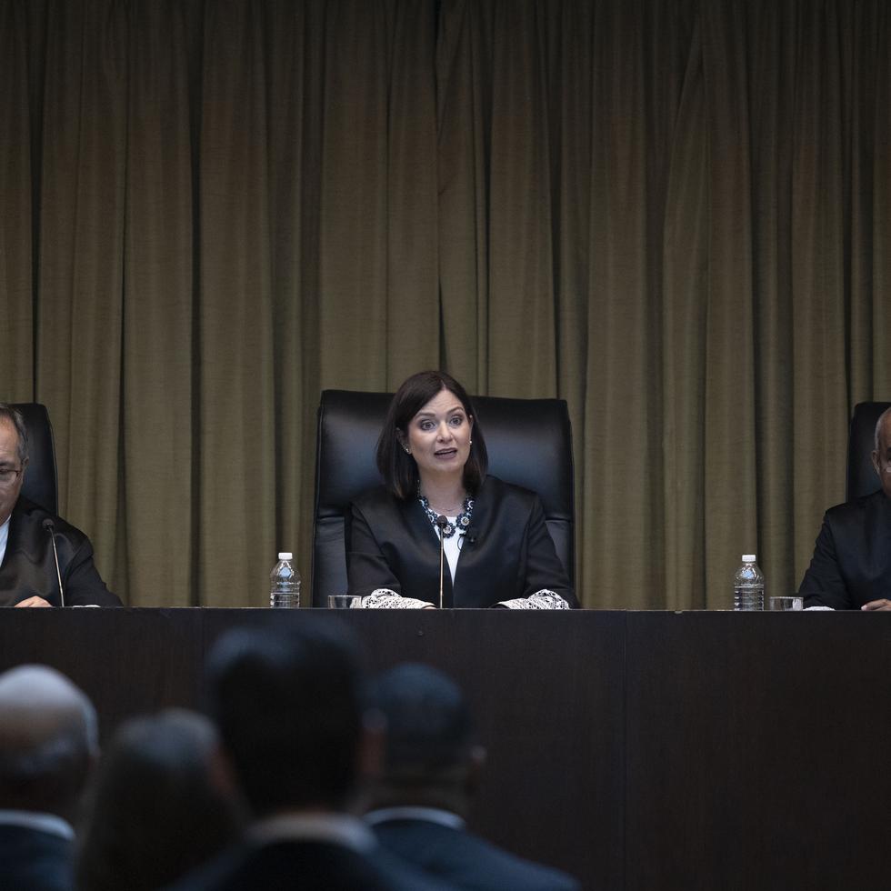 Maite Oronoz Rodríguez, jueza presidenta del Tribunal Supremo (centro), destacó que “siempre ha habido apertura” de la Junta de Supervisión Fiscal para atender al alza salarial a los jueces.
