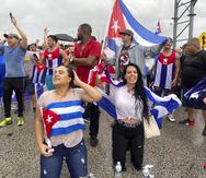 Unos manifestantes bloquean el paso en la vía rápida de Palmetto, en Miami, el martes 13 de julio de 2021, para mostrar su apoyo a los cubanos que salieron a las calles de la isla a protestar el fin de semana.