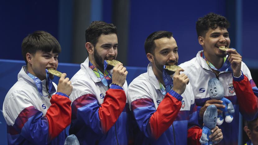 El seleccionado masculino celebra su conquista de la medalla de oro por equipos en los Juegos Centroamericanos y del Caribe San Salvador 2023.