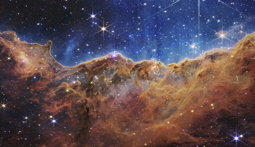 En esta imagen difundida por la NASA el 12 de julio de 2022, se ve el extremo de una región joven y de formación de estrellas en NGC 3324, en la Nebulosa de la Quilla.  (NASA, ESA, CSA, and STScI via AP)