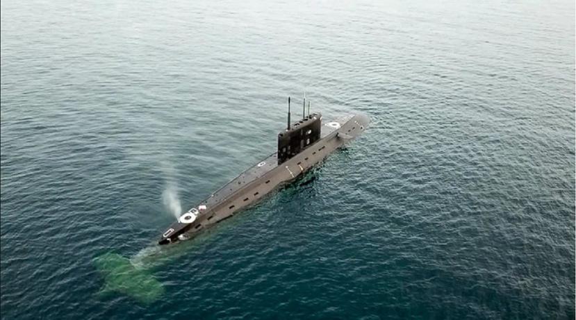 El submarino Kólpino, del proyecto 636.6 Varshavianka, realizó lanzamientos de misiles de crucero Kalibr en inmersión. (Facebook/ Ministerio de Defensa Rusia)