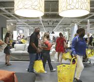 IKEA estableció  este año su primera tienda de servicio completo, en Santa Rosa Mall, en Bayamón, luego de ocho años de tener presencia en la isla en formato solo de entregas.