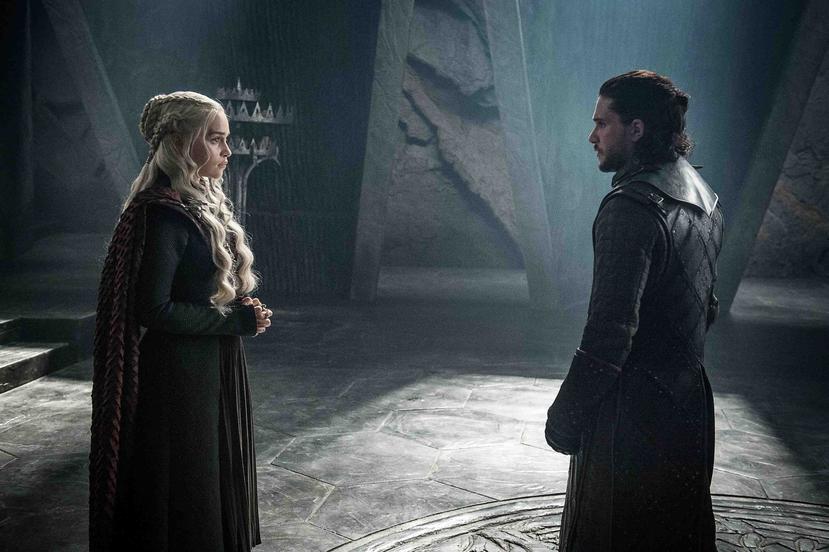 Foto proporcionada por HBO que muestra a Emilia Clarke como Daenerys Targaryen y a Kit Harington como Jon Snow en una escena de "Game of Thrones". La temporada final se estrena el domingo. (AP)