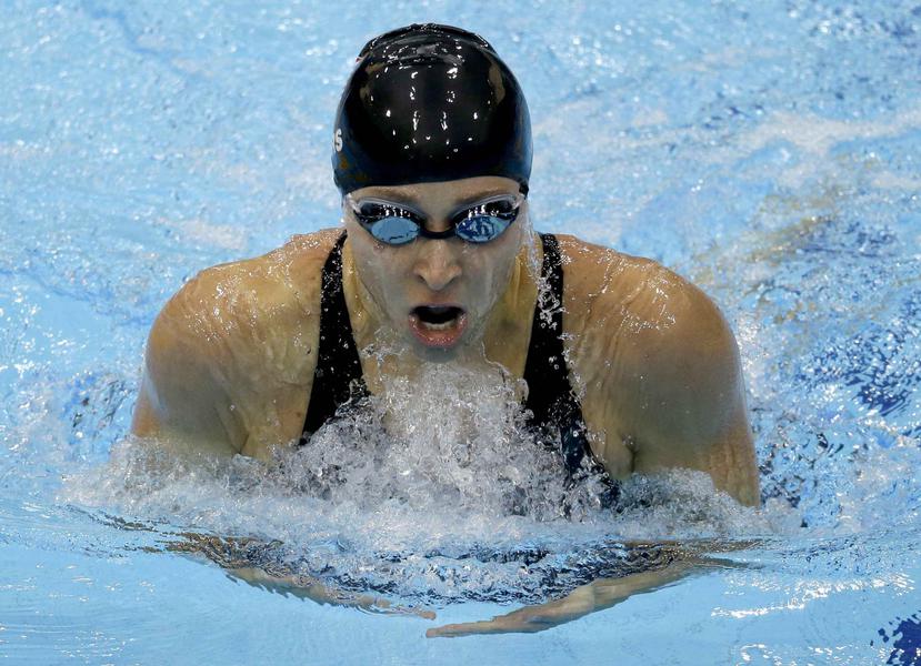 Esta foto del 30 de julio del 2012 muestra a la estadounidense Ariana Kukors compitiendo en los 200 metros en la categoría femenina individual en el Aquatics Centre en el Olympic Park, durante las Olimpiadas de Verano en Londres. (AP)