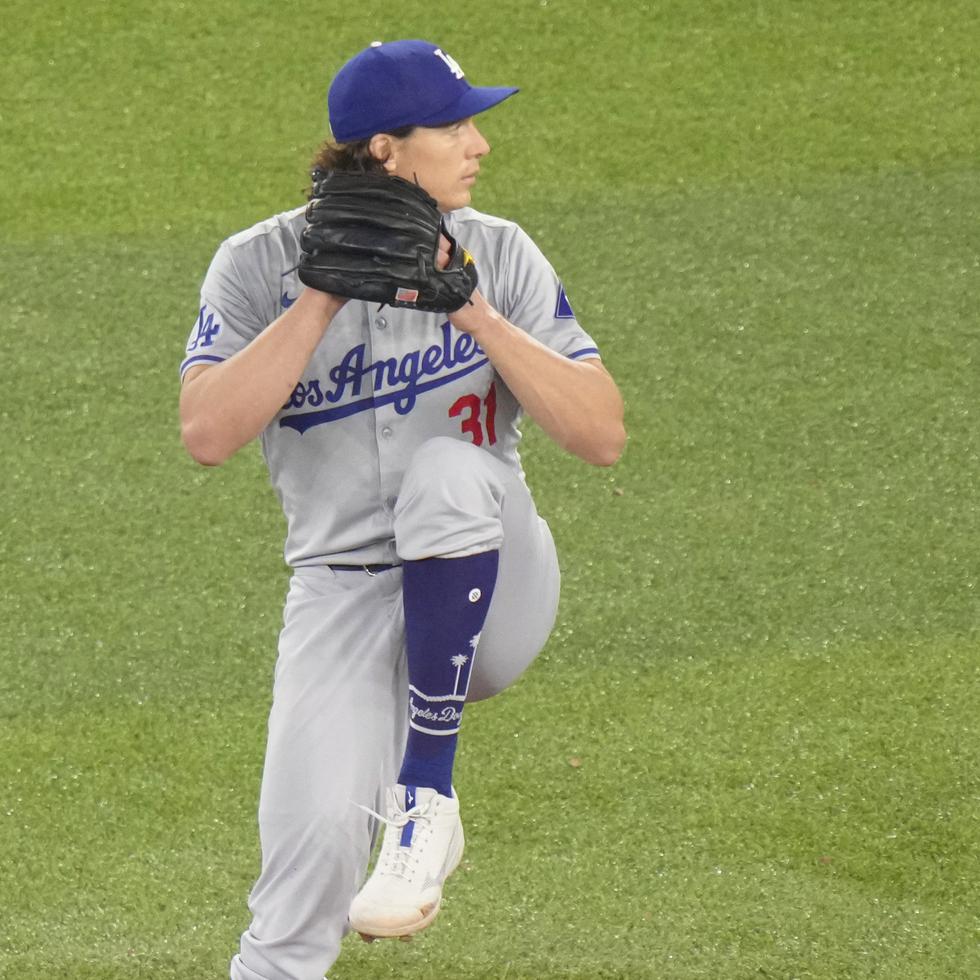 El pitcher de los Dodgers de Los Ángeles Tyler Glasnow trabaja en la sexta entrada del juego.