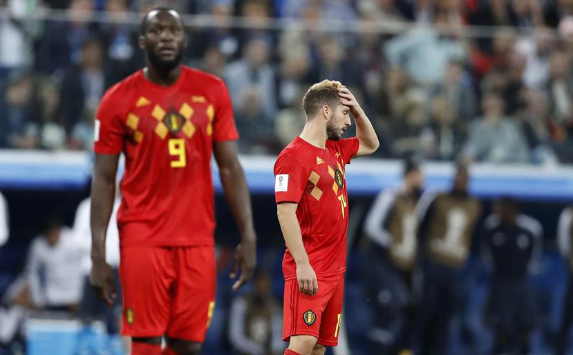 Dries Mertens (derecha) reacciona luego de la derrota en semifinales ante Francia. (AP)