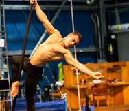 Un acróbata de Cirque du Soleil durante un ensayo del nuevo espectáculo "Drawn to Life".