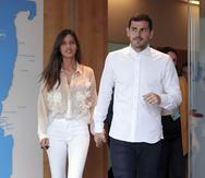 Iker Casillas y a su compañera Sara Carbonero salen del hospital en Portugal. (AP)