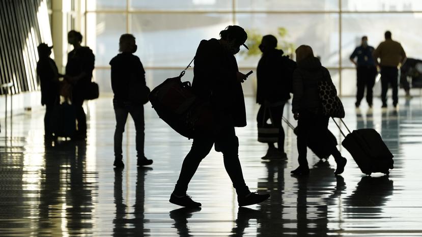 Varios pasajeros caminan por el Aeropuerto Internacional de Salt Lake City.