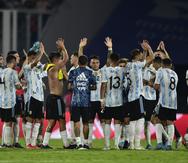Los jugadores de la selección de Argentina festejan tras vencer 1-0 a Colombia en un duelo de las eliminatorias sudamericanas para la Copa del Mundo Catar 2022.