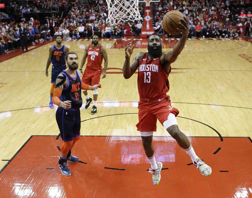 James Harden, base de los Rockets de Houston, salta para encestar frente a Steven Adams, del Thunder de Oklahoma City. (AP)
