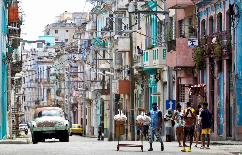 Personas caminan este jueves por uno de los barrios de La Habana, Cuba. (EFE)