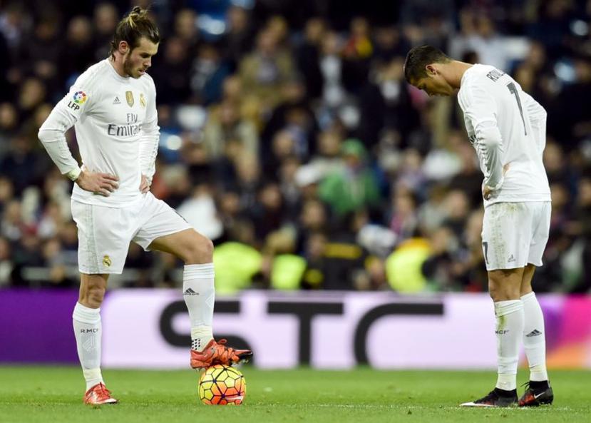 Gareth Bale y Cristiano Ronaldo lucen afligidos durante el partido.