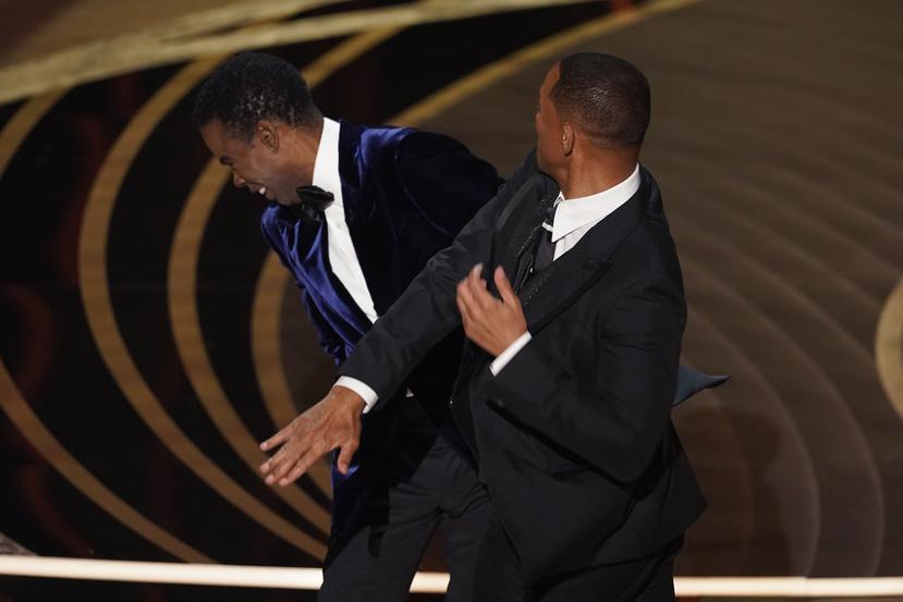 Momento en que Will Smith golpea a Chris Rock en la ceremonia de los premios Oscar en marzo de 2022.