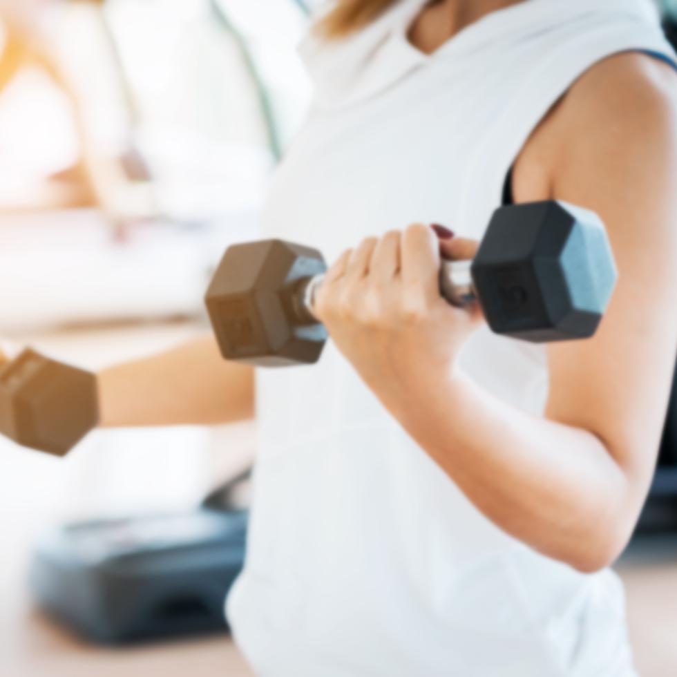 Los ejercicios anabólicos son aquellos que construyen masa muscular, como el entrenamiento con pesas.