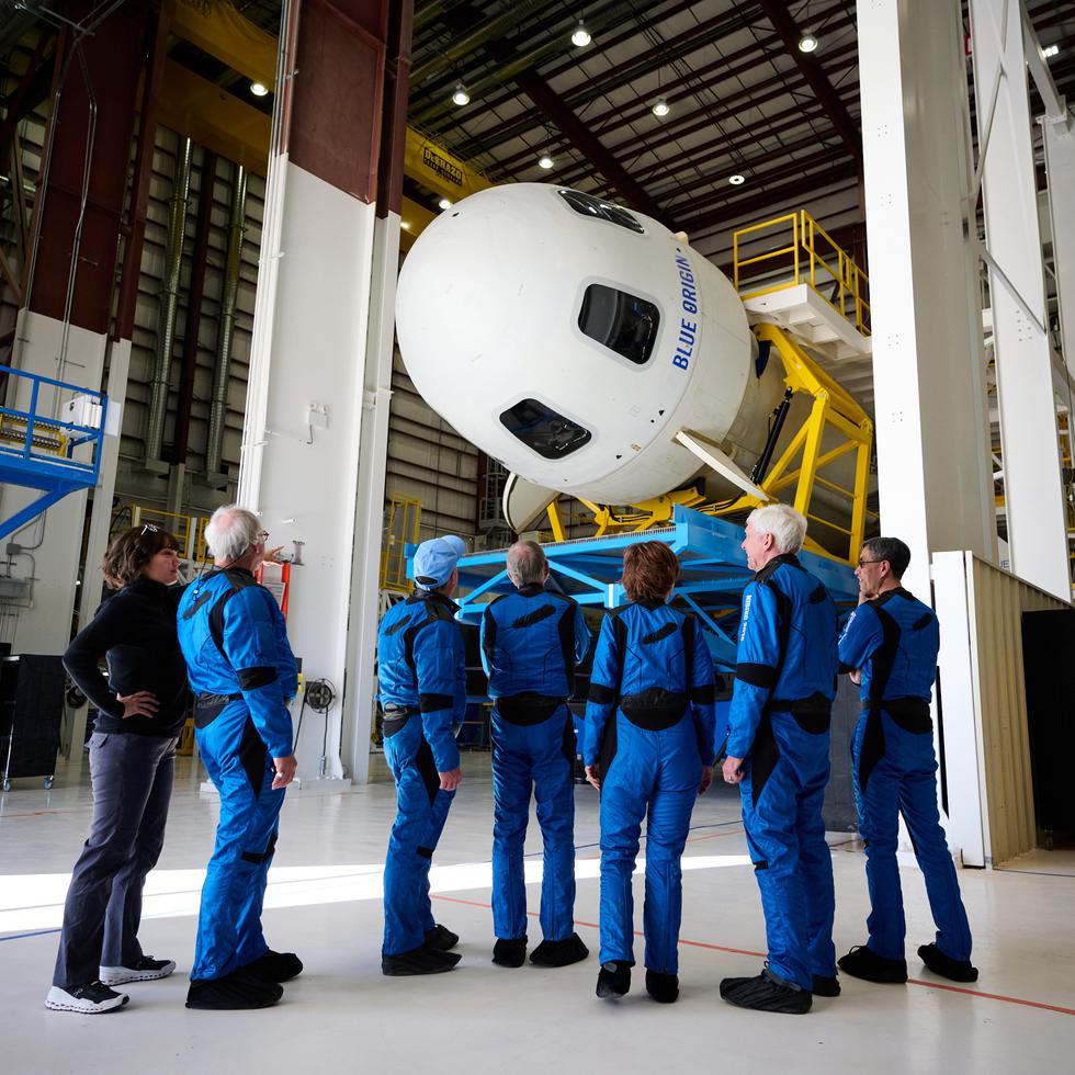 El cohete New Shepard despegó desde el oeste de Texas, llevando una cápsula llena de pruebas, muchas de las cuales estaban a bordo del fallido lanzamiento de Blue Origin en septiembre de 2022.