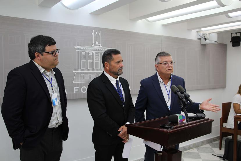 Desde la izquierda: Luis Joel Feliciano, VP de Light Gas y miembro de CODIGAS; Juan de León Rodríguez, presidente de los taxistas; y Julio Feliciano, presidente de Light Gas. (Suministrada)