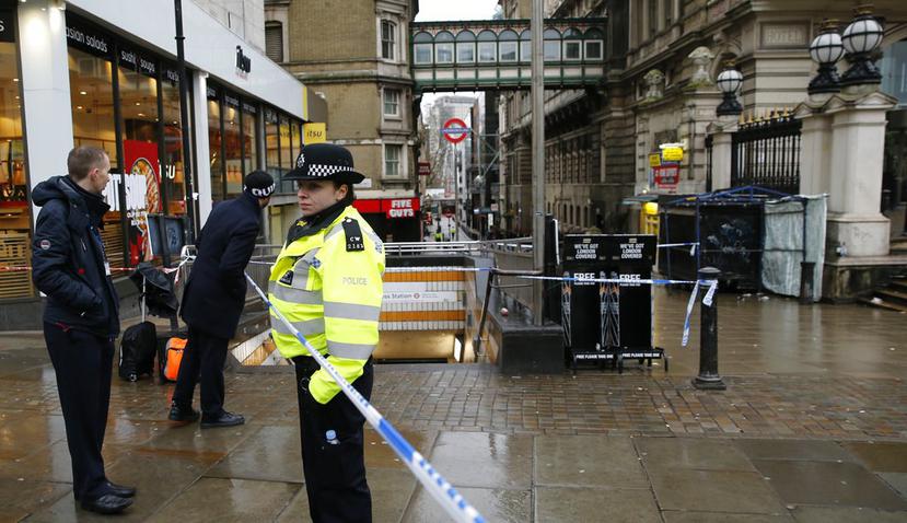 Una importante fuga de gas se registró cerca de la estación de ferrocarril de Charing Cross en el centro de Londres (AP Photo / Alastair Grant).