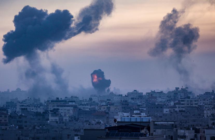 Humo y llamas tras un bombardeo israelí sobre la ciudad de Gaza .Israel ha respondido con alrededor de 500 bombardeos al lanzamiento desde el lunes de 850 cohetes por parte de las milicias palestinas, según el Ejército.