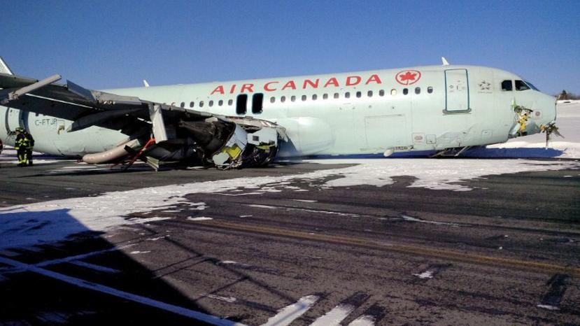 El portavoz del aeropuerto Peter Spurway dijo que el avión aterrizó en medio de condiciones de tormenta a las 12:25 de la mañana del domingo. (AFP)