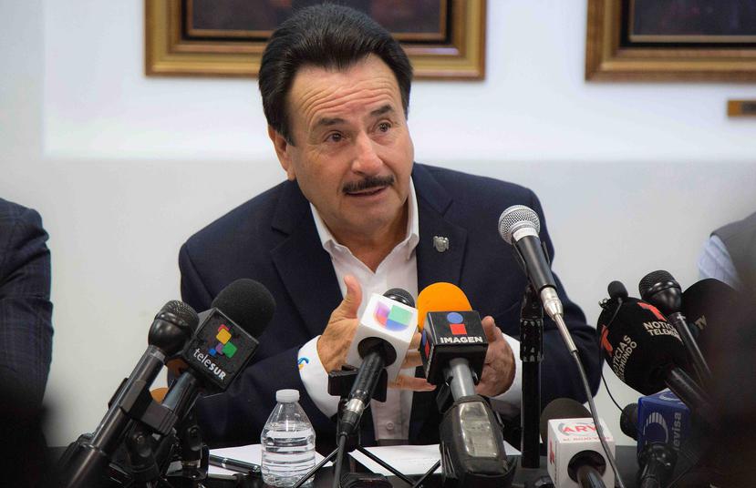 El alcalde de Tijuana, Juan Manuel Gastélum, habla en rueda de prensa. (EFE)