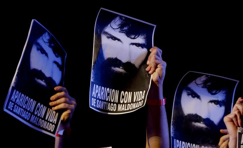 Afiches con el rostro de Santiago Maldonado (AP).