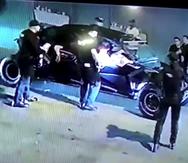 El vehículo Cam-Am impactó a un agente municipal con la goma y luego al escapar atropelló a un inspector de la Policía Municipal de San Juan.