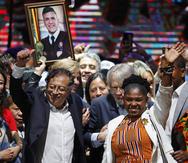 El presidente electo Gustavo Petro celebra junto a su formula a la vicepresidencia, Francia Márquez, tras obtener 11,270,944 votos, equivalentes al 50.49 %, hoy en el Movistar Arena en Bogotá, en Colombia.