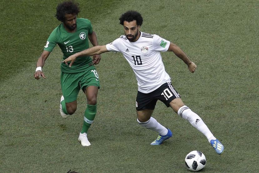 Mohamed Salah controla el balón durante el partido. (AP)