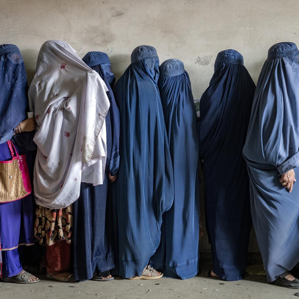 Las mujeres afganas sostienen que tienen cada vez más miedo a estar a espacios públicos por la amenaza de acabar detenidas y el “estigma y la vergüenza duraderos” asociados con ser arrestada por la policía.